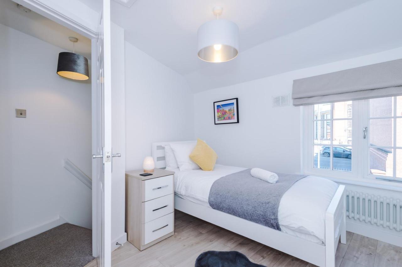 Stylish Home With Canal Views Chester Extérieur photo