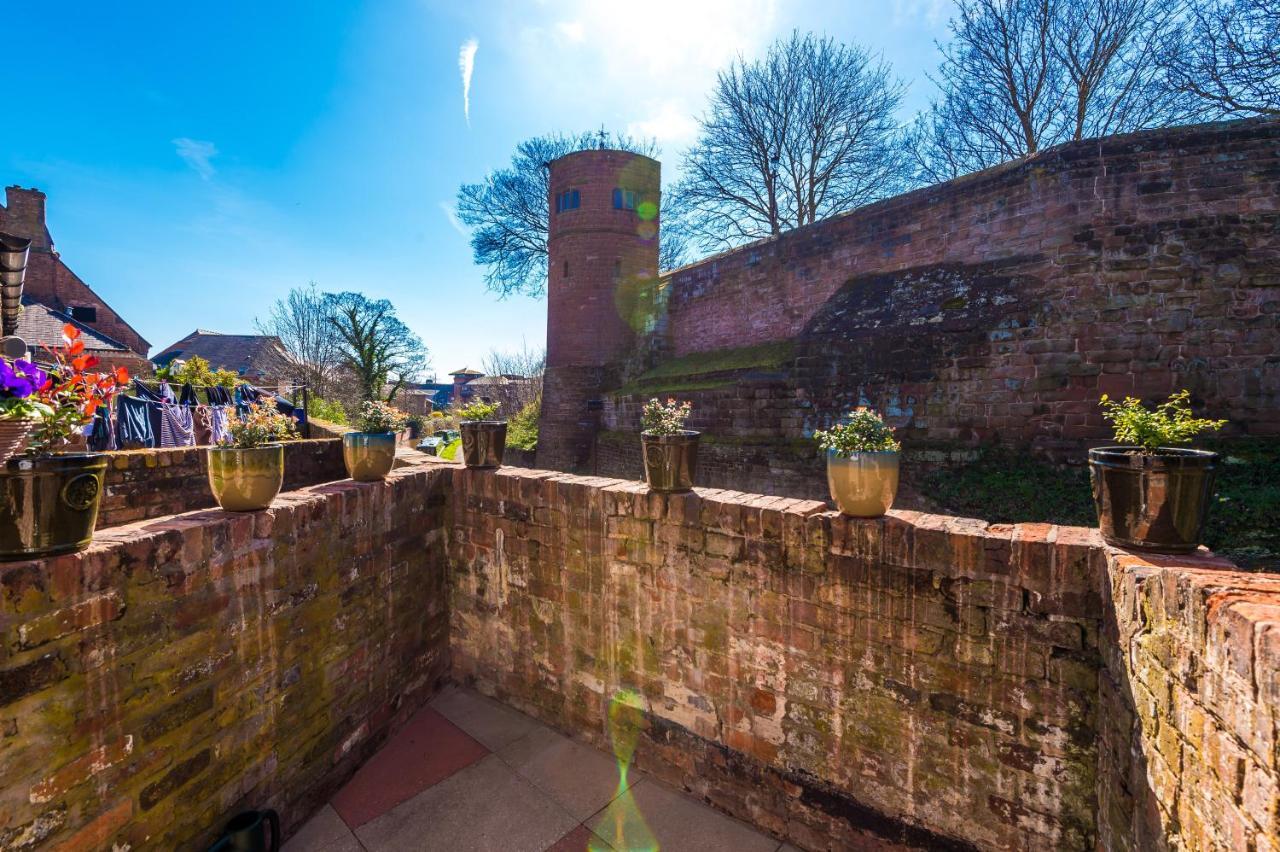 Stylish Home With Canal Views Chester Extérieur photo