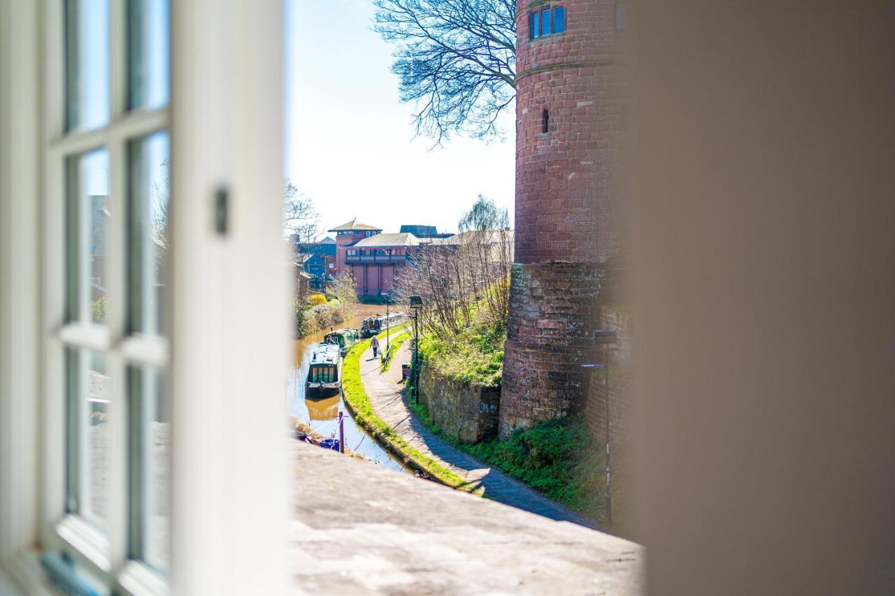 Stylish Home With Canal Views Chester Extérieur photo