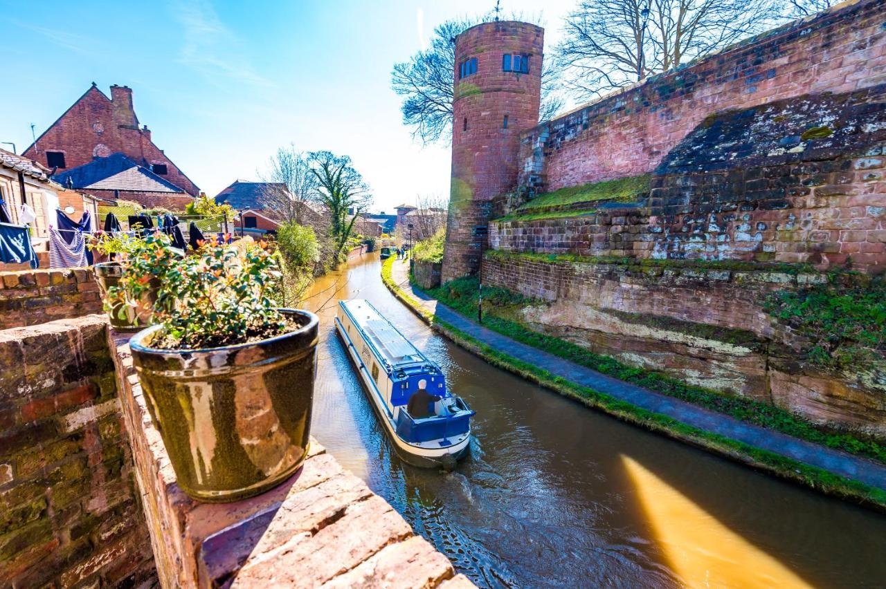 Stylish Home With Canal Views Chester Extérieur photo