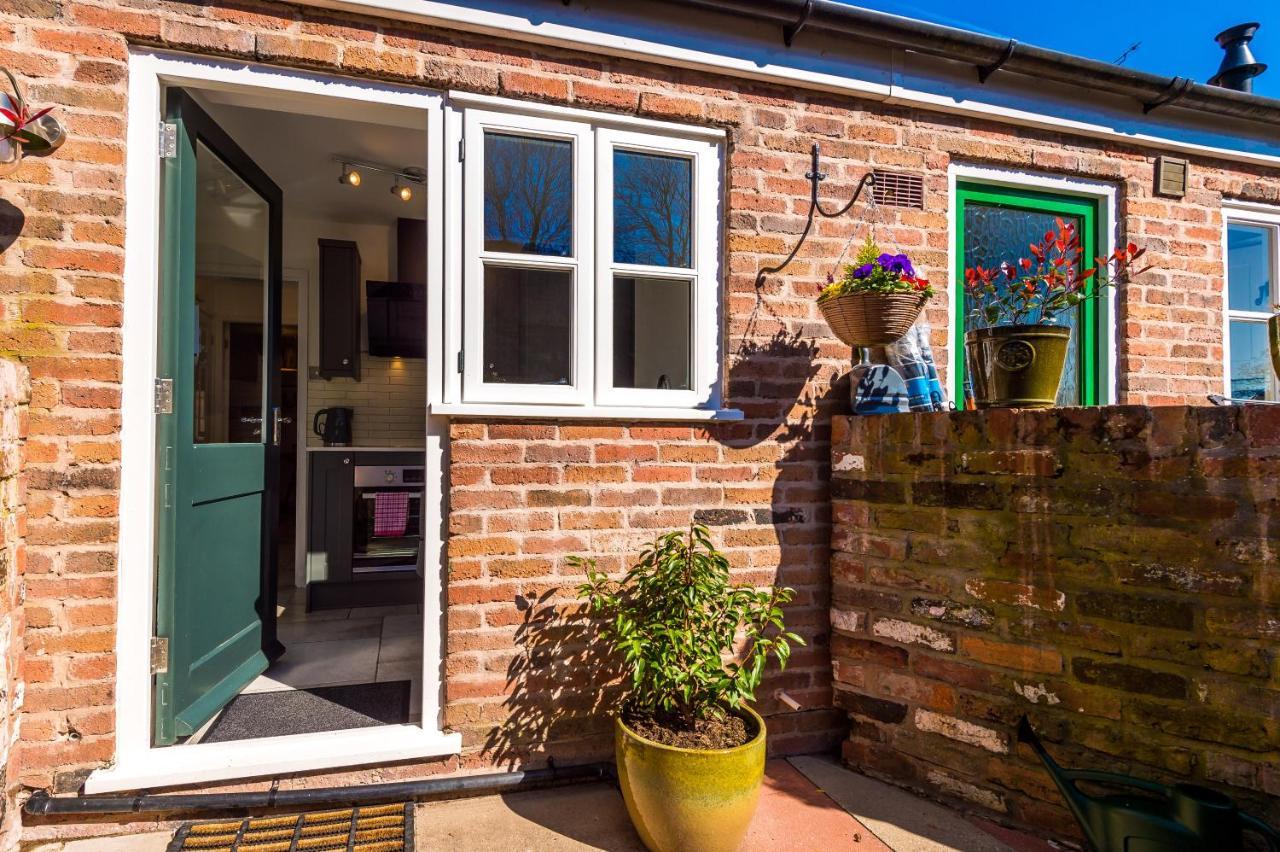Stylish Home With Canal Views Chester Extérieur photo