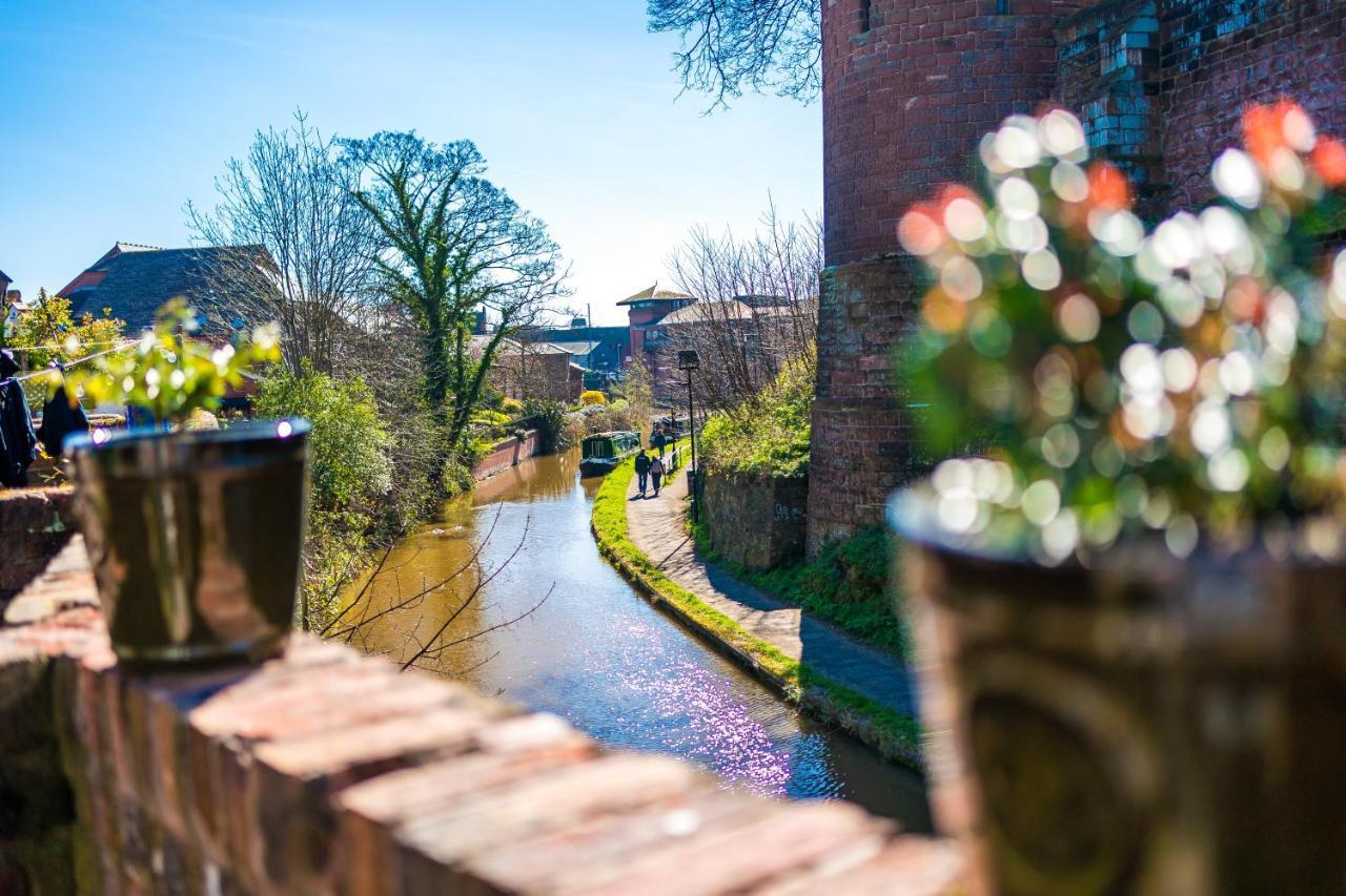 Stylish Home With Canal Views Chester Extérieur photo