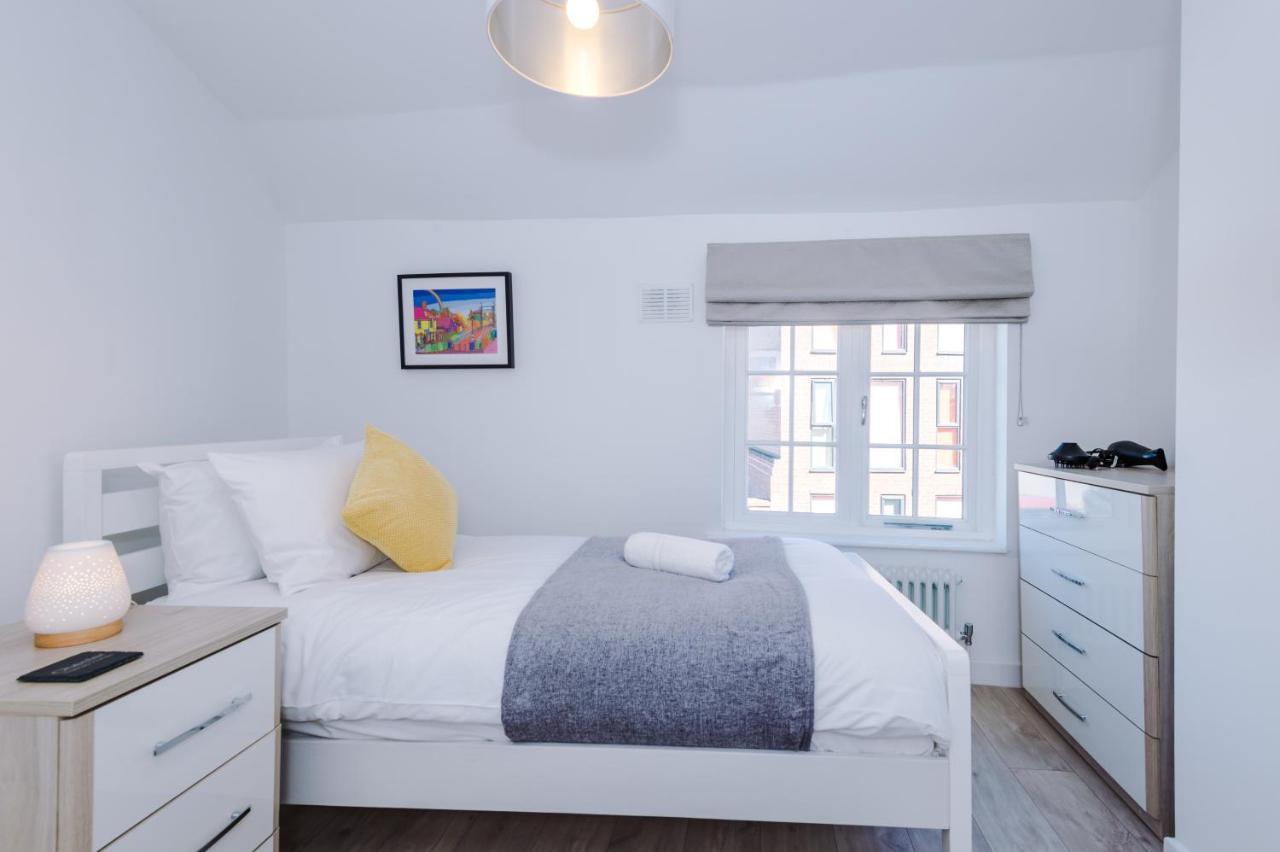 Stylish Home With Canal Views Chester Extérieur photo